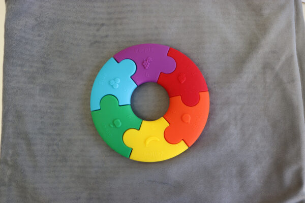 Pierwsze puzzle sensoryczne - tęczowe kółko - Jellystone Design